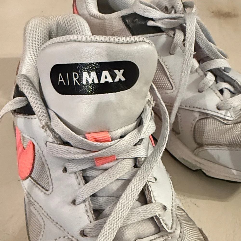 Kids Nike Air Max IVO Sneakers - White and Pink 3Y
